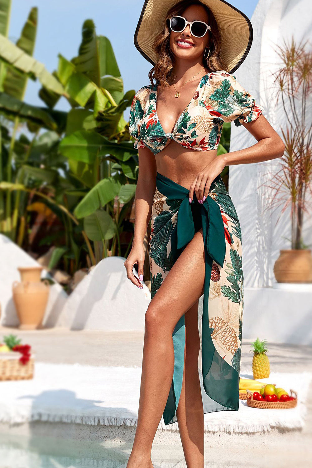 Grüner 3-teiliger geknoteter Bikini mit tropischem Muster und Sarong