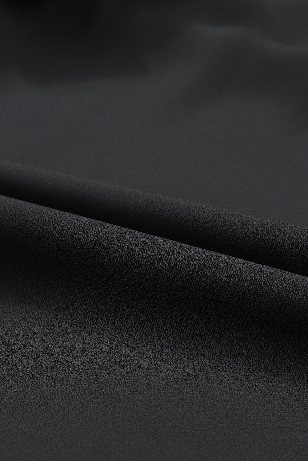 Schwarze Bluse mit Knopf, Schlüssellochausschnitt hinten und plissiertem Rüschenbesatz