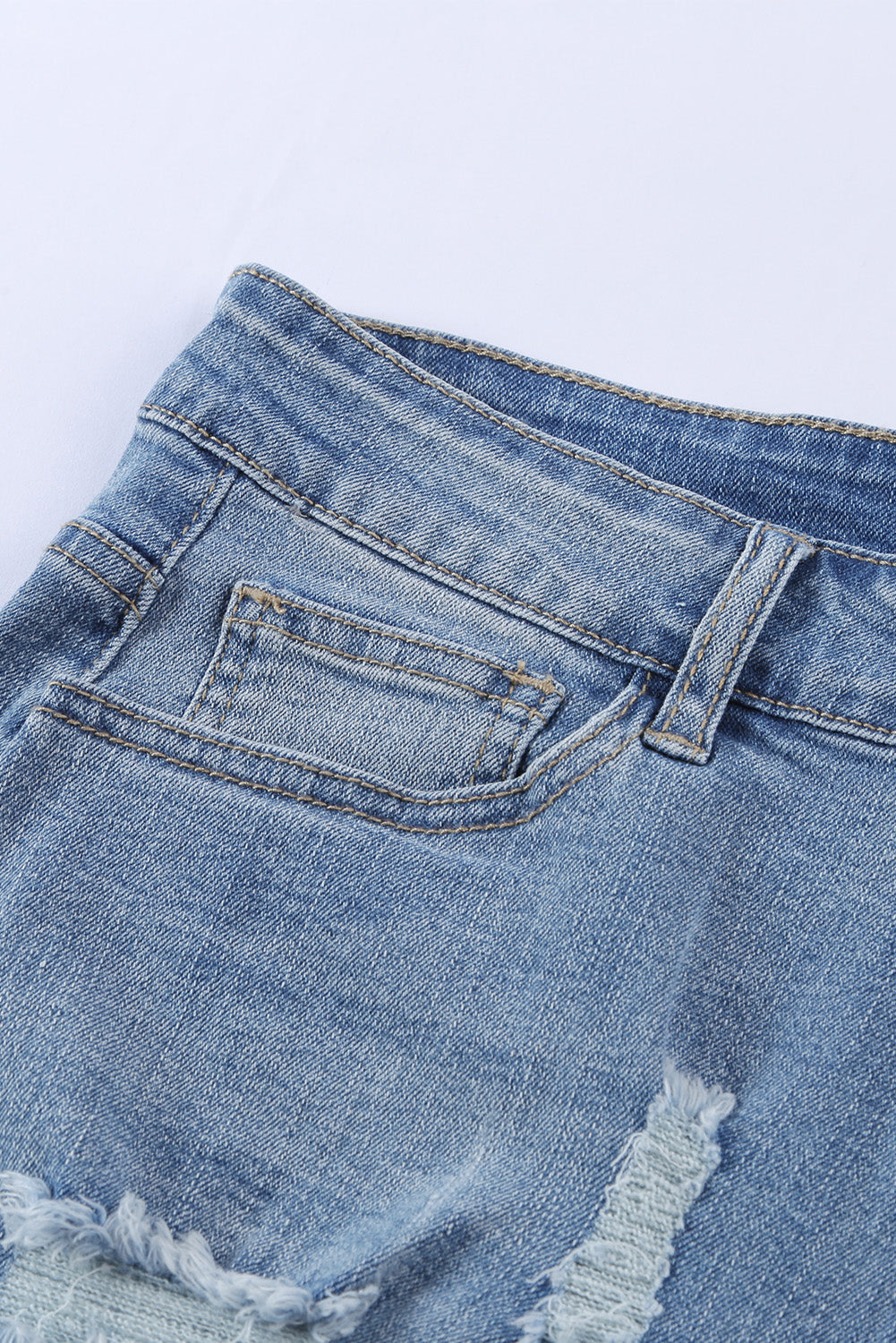 Pantaloncini di jeans vintage sbiaditi e invecchiati