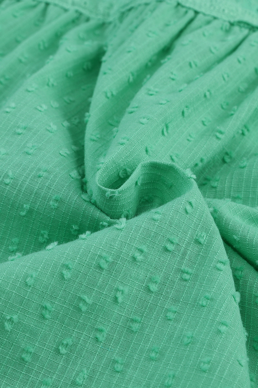 Majica s švicarskimi pikami in v-izrezom z zelenimi očesci
