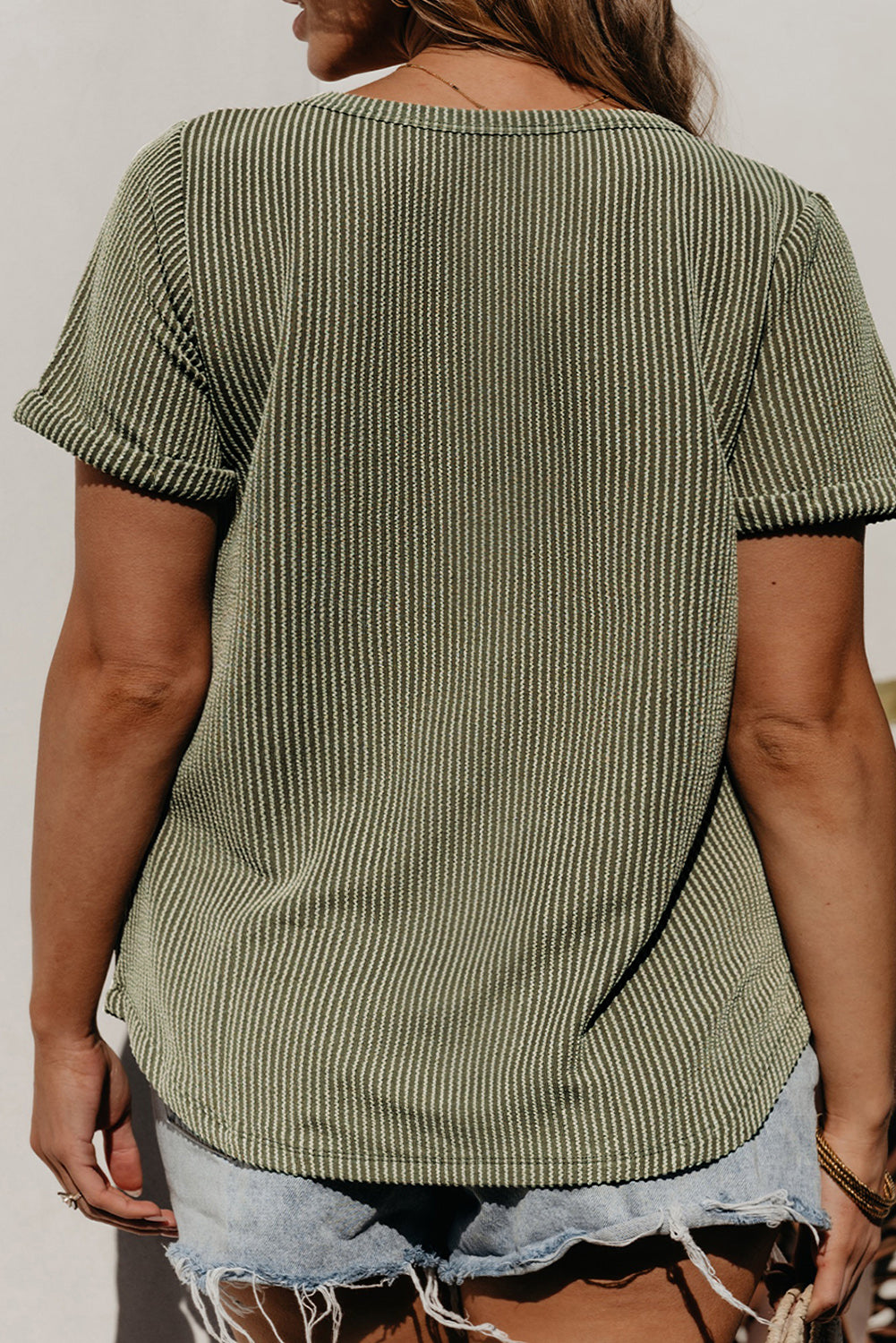 Cord-T-Shirt mit aufgesetzter Tasche und V-Ausschnitt in Meadow Mist Green