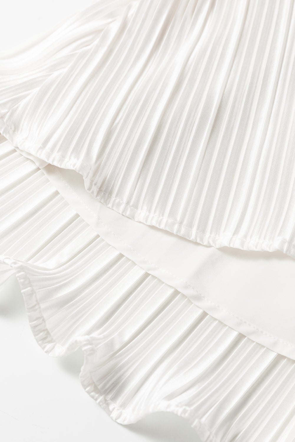 Bijela kratka haljina s lepršavim rukavima i plisiranim pojasom