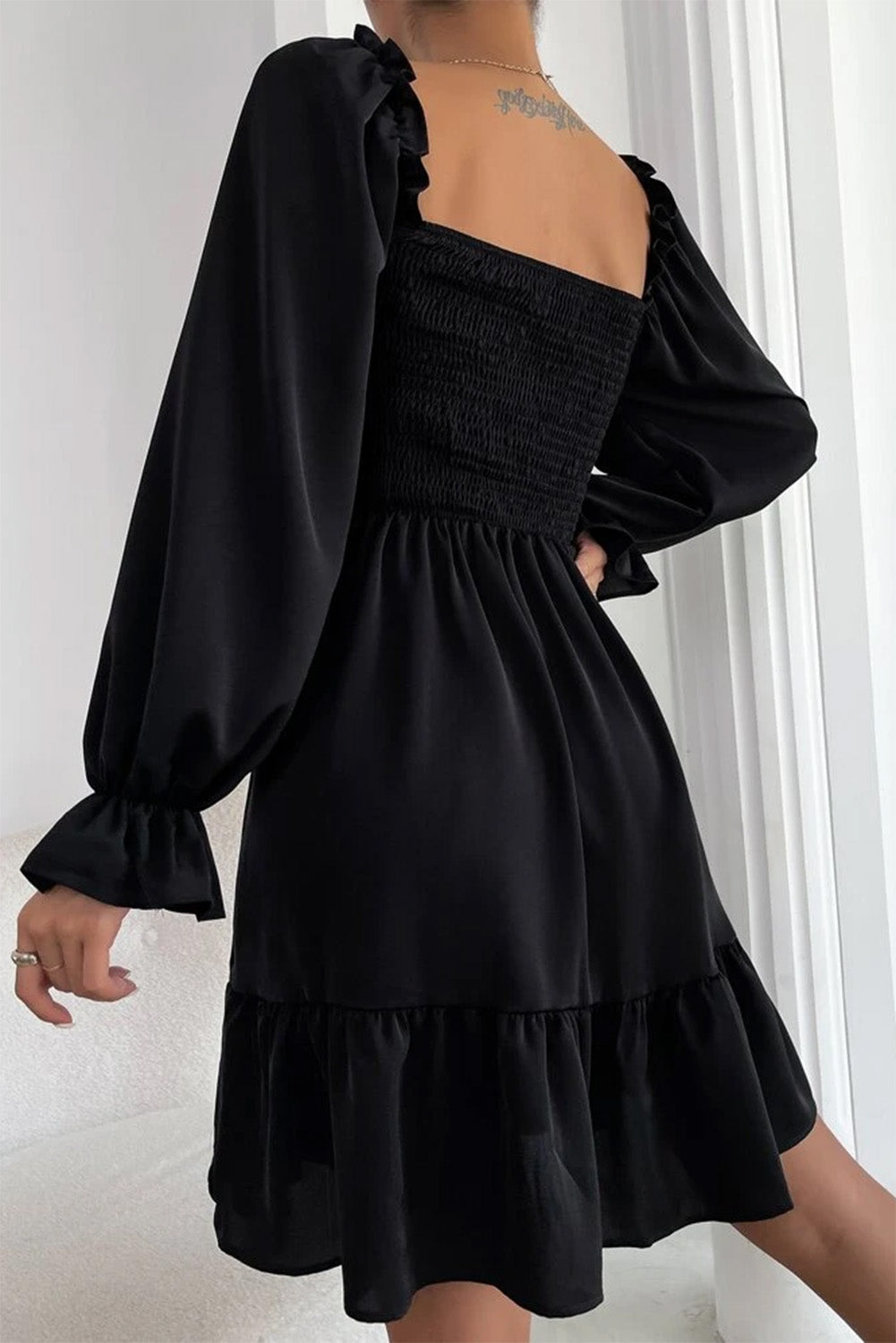 Črna mini obleka z napihnjenimi rokavi in ​​naborki