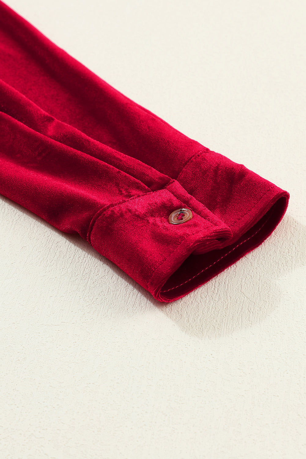 Ognjeno rdeča obleka z dolgimi rokavi in ​​žametnimi gumbi