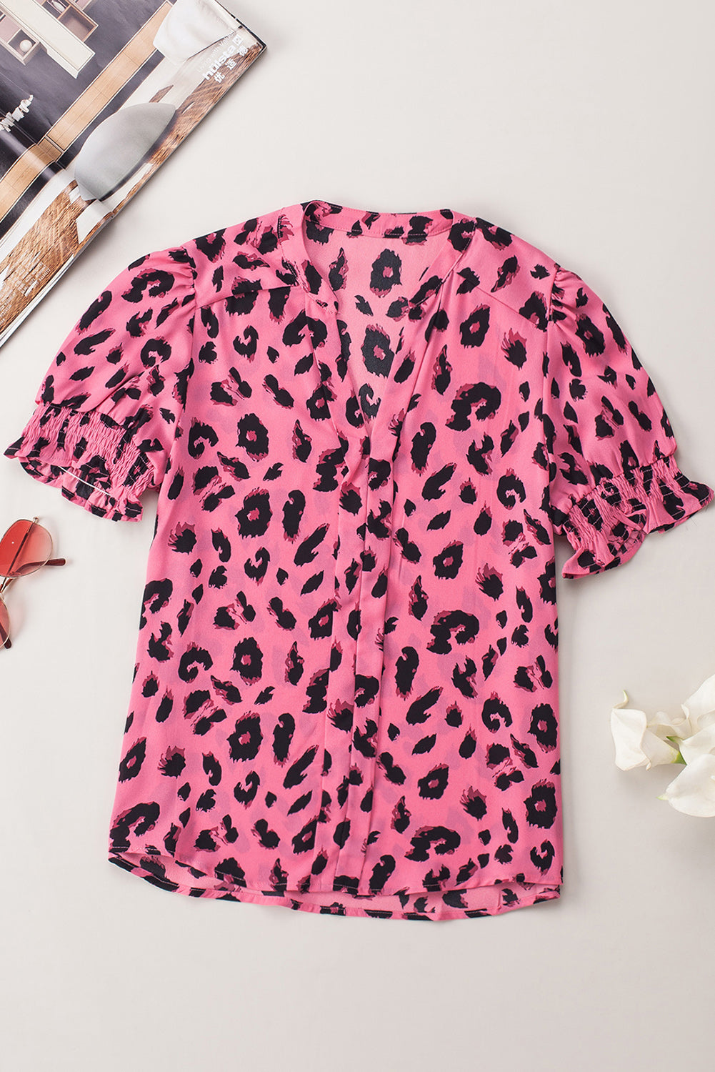 Rosafarbene Bluse mit eingekerbtem Ausschnitt und Blasenärmeln und Leopardenmuster