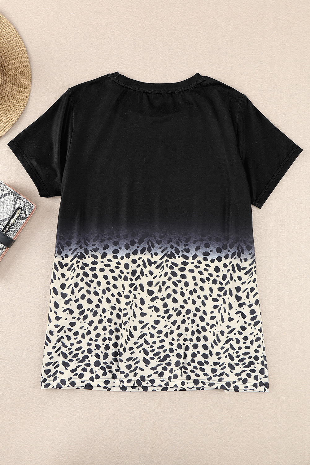 T-shirt nera con stampa leopardata Ombre