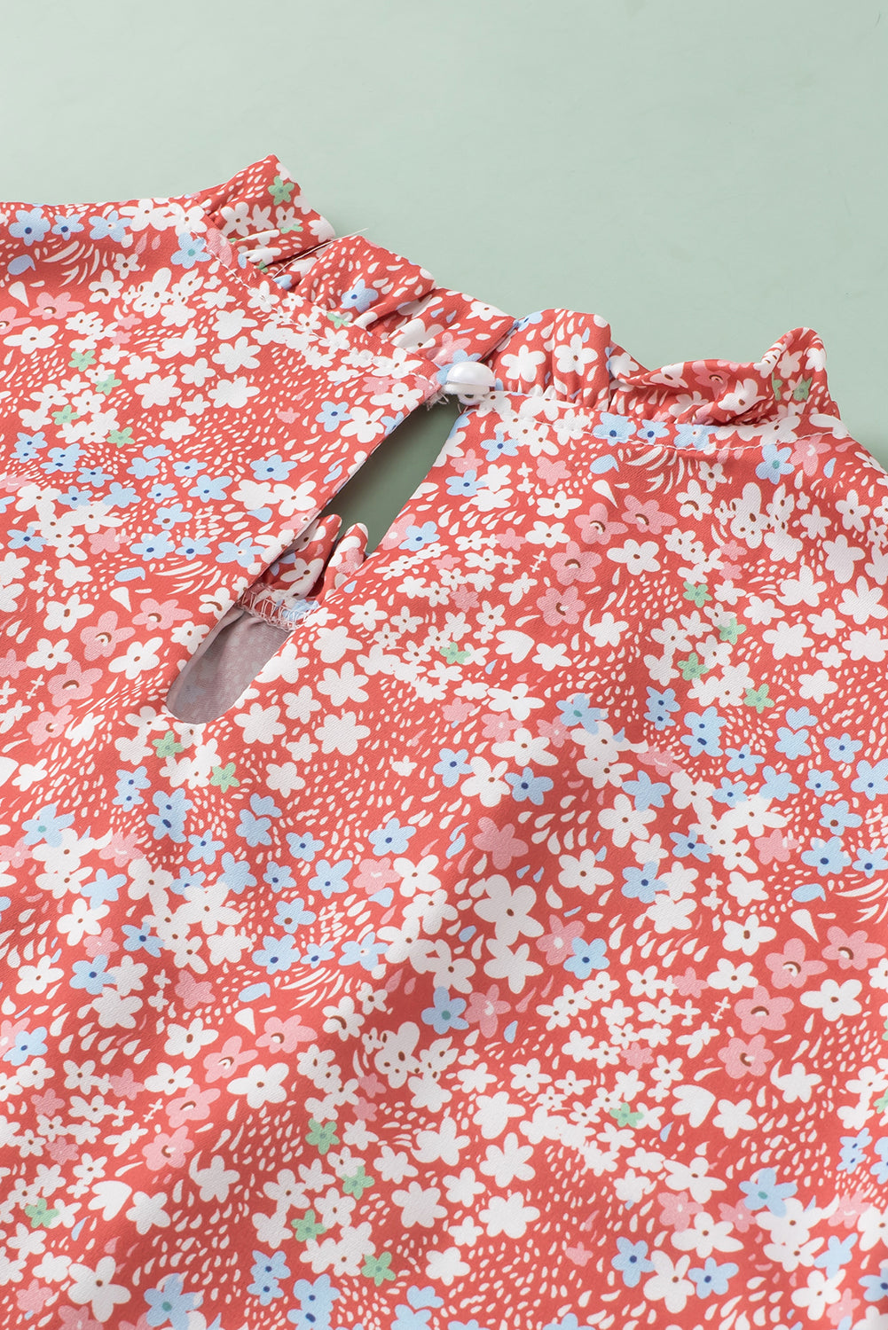 Camicetta rosa con collo arricciato e maniche arricciate con stampa floreale taglie forti