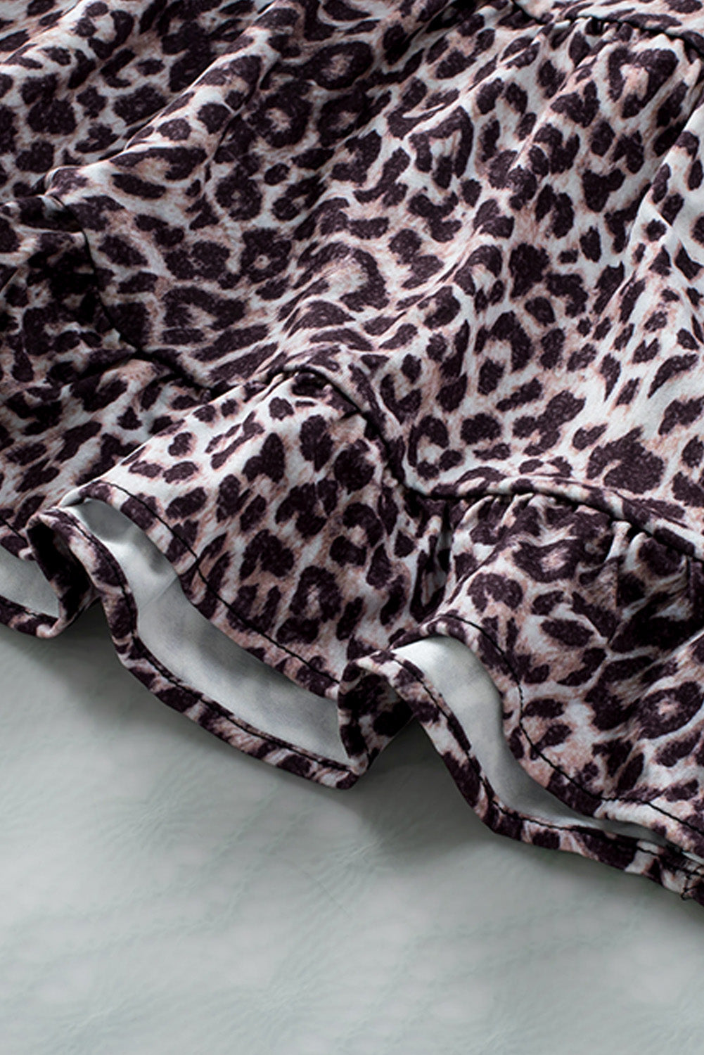 Crna leopard spojena bluza s rukavima s volanima