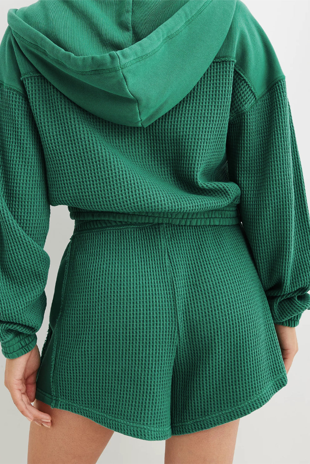 Črnkasto zelena vafelj pletena jakna s kapuco in kratke hlače