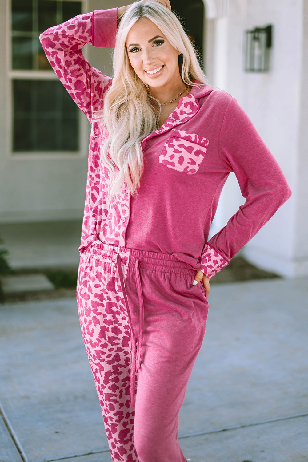 Langes Pyjama-Set mit rosa Leopardenmuster und kontrastierenden Taschen