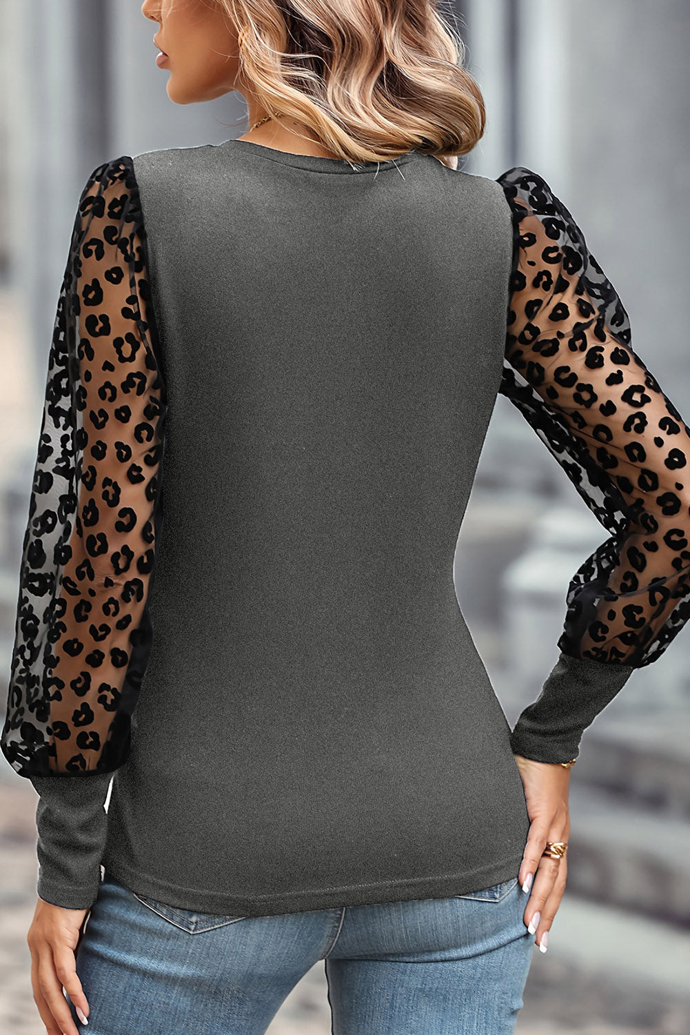 Srednje siva leopard mrežasta majica s puf rukavima uskom kroju