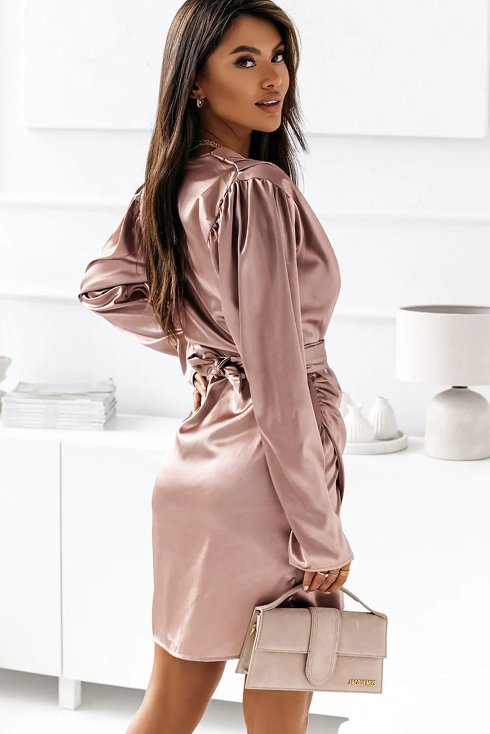 Ružičasta satenska mini haljina s omotanim V-izrezom