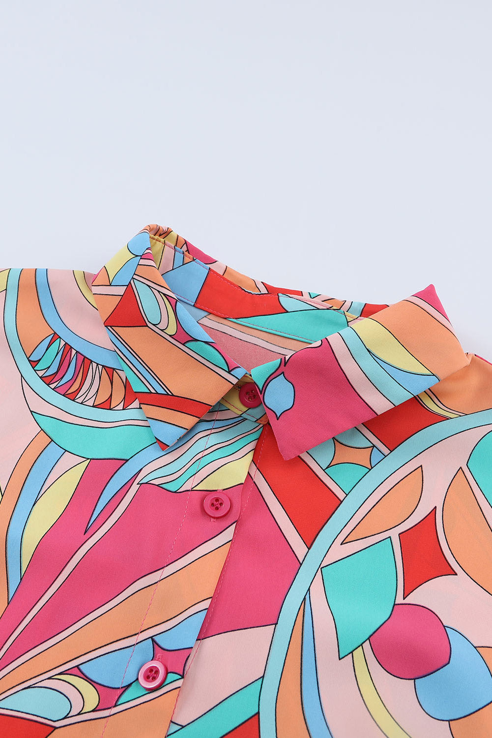Ohlapna srajca z večbarvnim vzorcem abstraktne geometrije in polnapihnjenimi rokavi