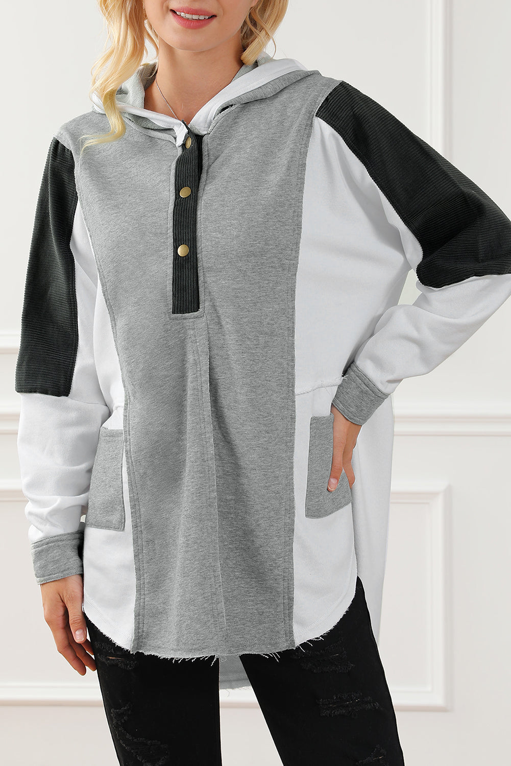 Pulover s kapuco z izpostavljenimi šivi in ​​gumbi v črni barvi