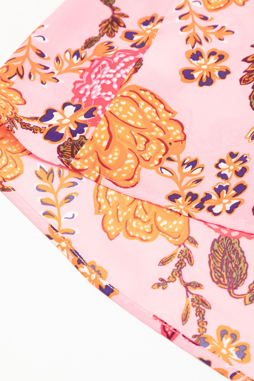 Robe mi-longue à volants et manches flottantes à plusieurs niveaux rose à fleurs et col carré