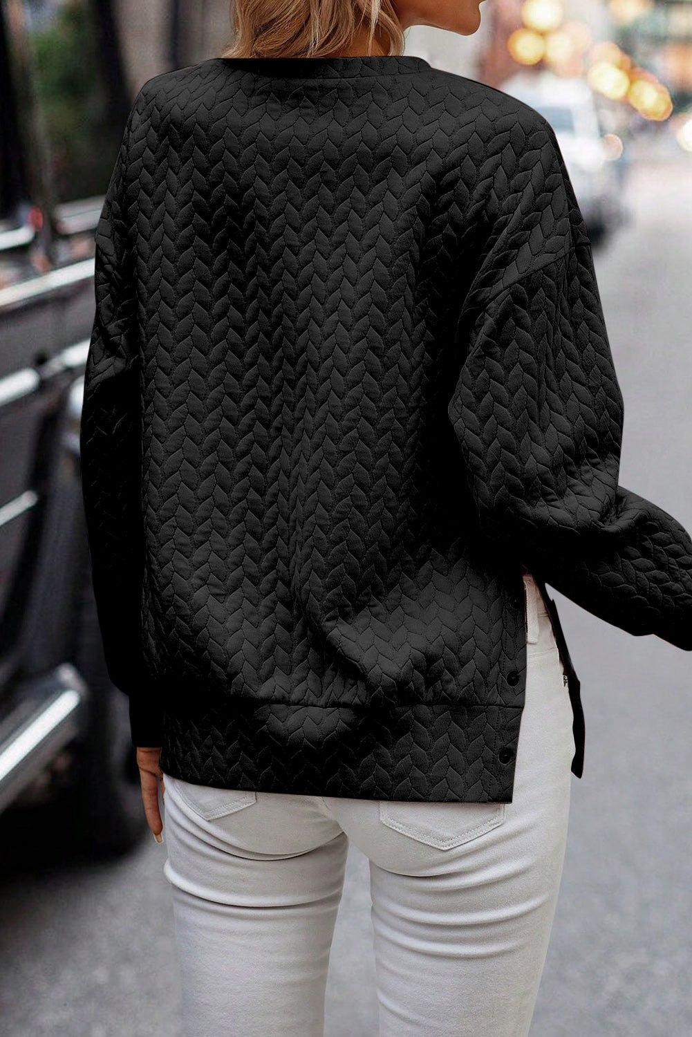 Črn bledo kostanjev pulover s stranskimi gumbi in kabelsko teksturo