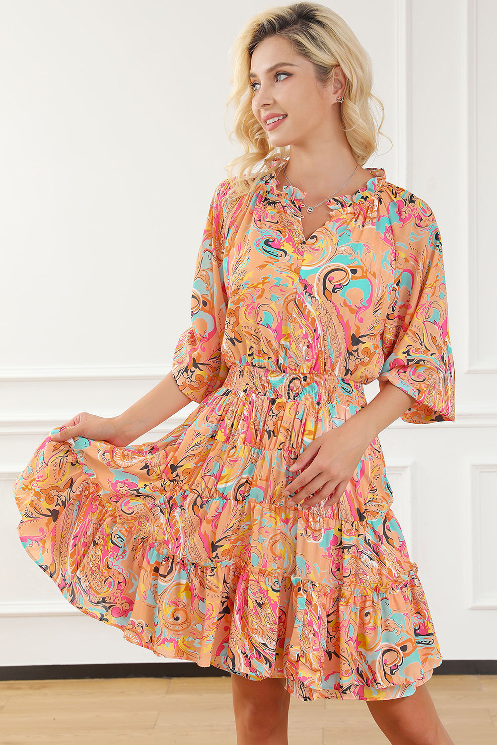 Višebojna mini haljina s volanima s printom paisley