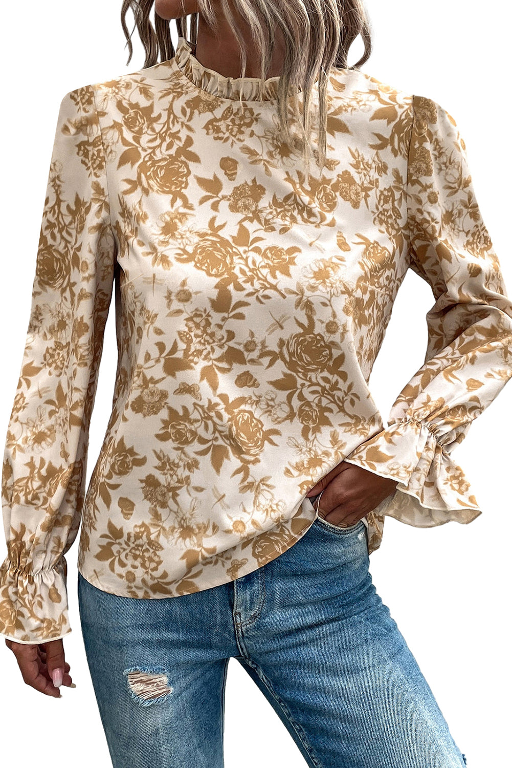Bela bluza s cvetličnim potiskom in volanskimi rokavi z izrezom