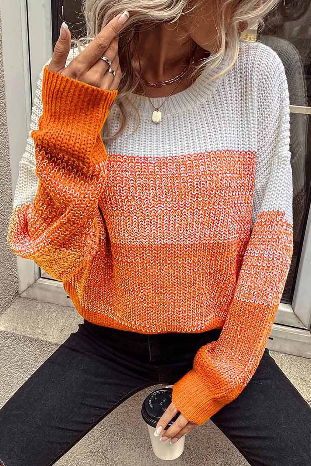 Orangefarbener Pullover mit überschnittener Schulterpartie und geripptem Saum