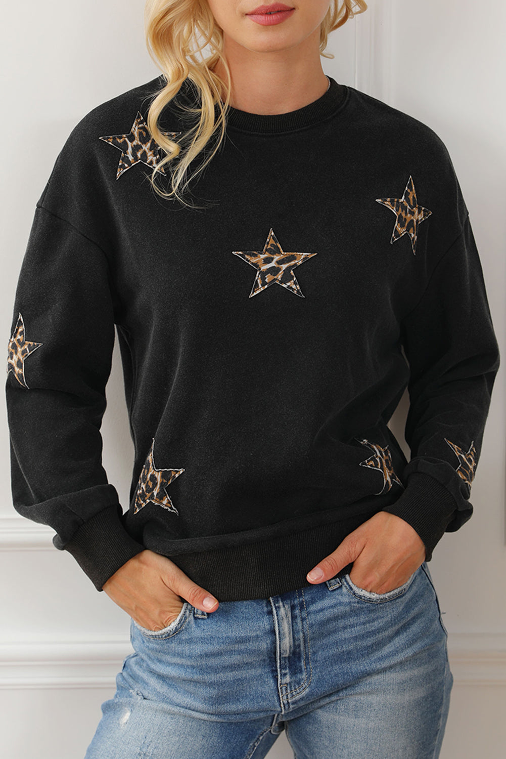 Crna majica s leopardovim zvijezdama i spuštenim ramenima