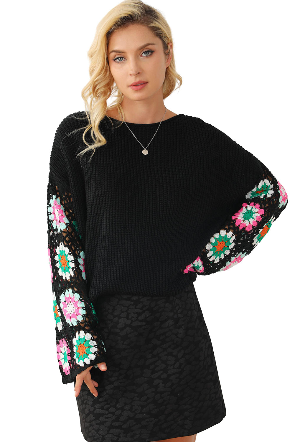 Črn ohlapen, kvačkan pulover z zvončastimi rokavi in ​​cvetličnim motivom