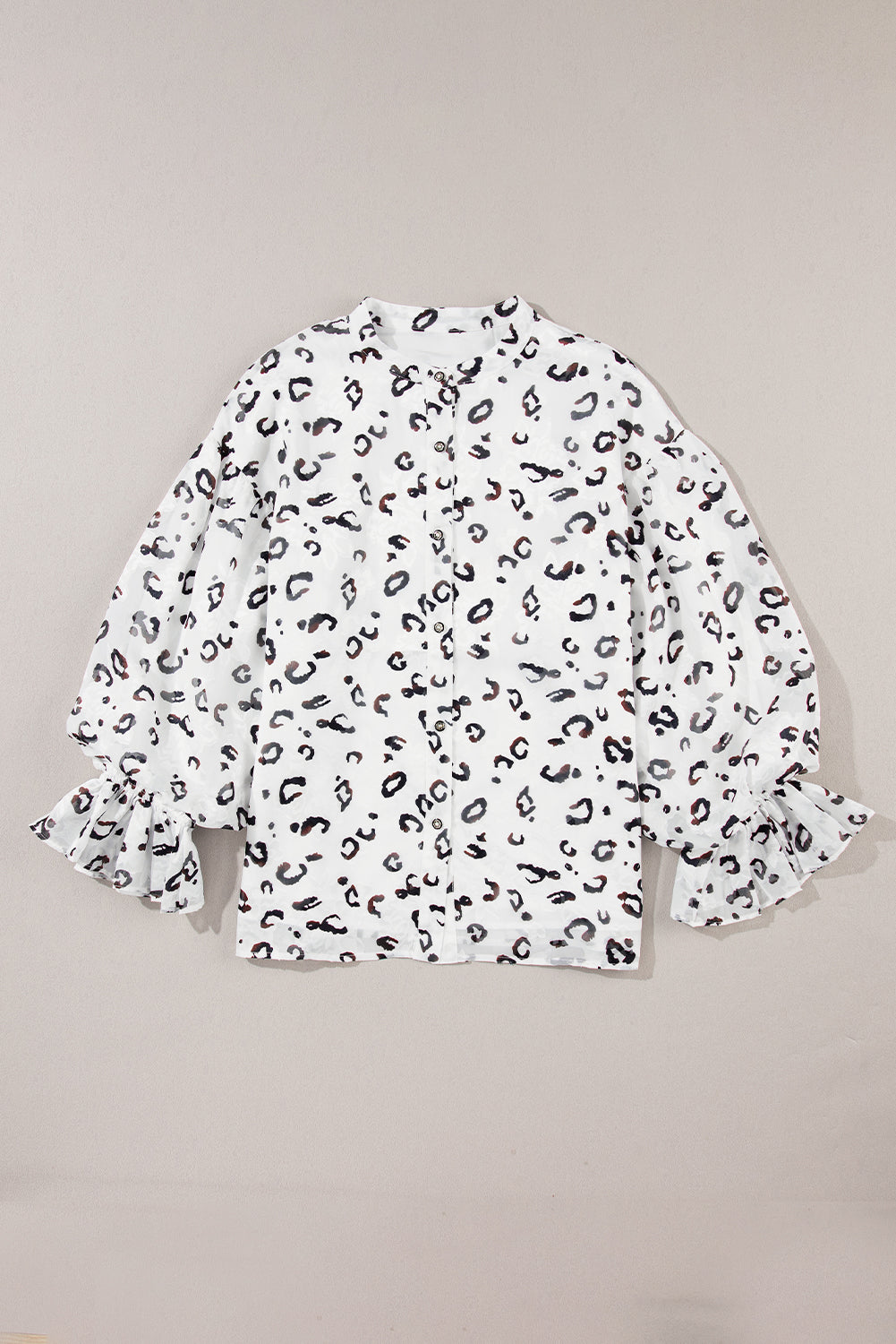 Bela majica z naboranimi rokavi in ​​gumbi z leopardjim vzorcem
