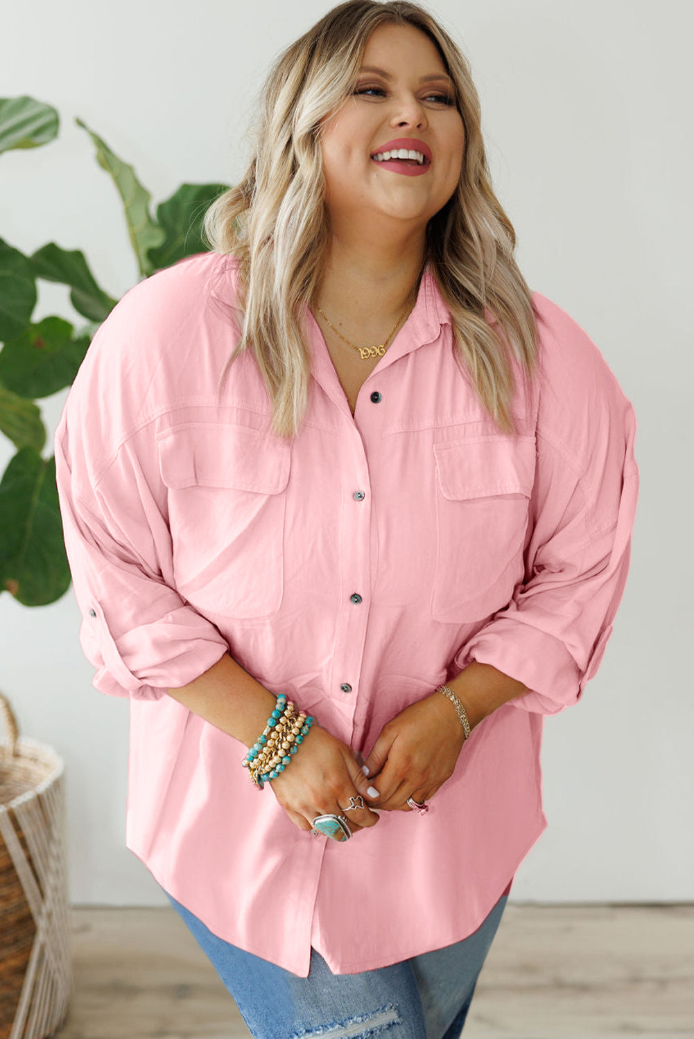 Rosafarbenes Button-Down-Hemd mit Pattentaschen und Laschenärmeln in Übergröße