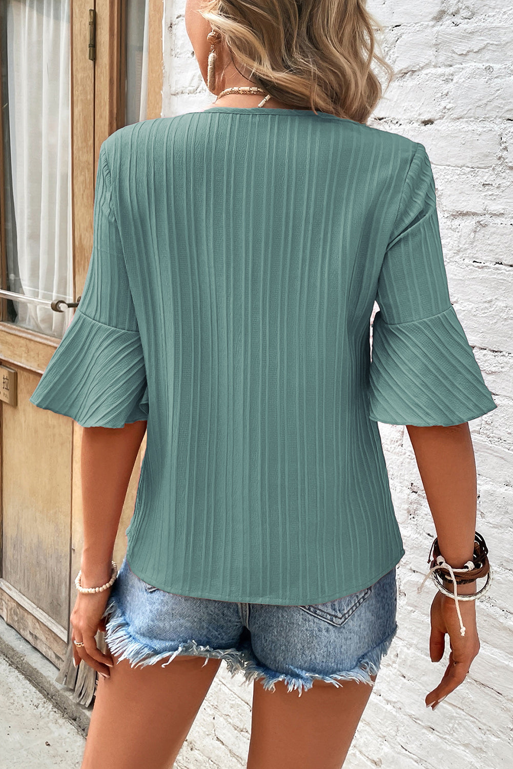 Travnatozelena majica s naborima s teksturiranim V izrezom i polurukavima