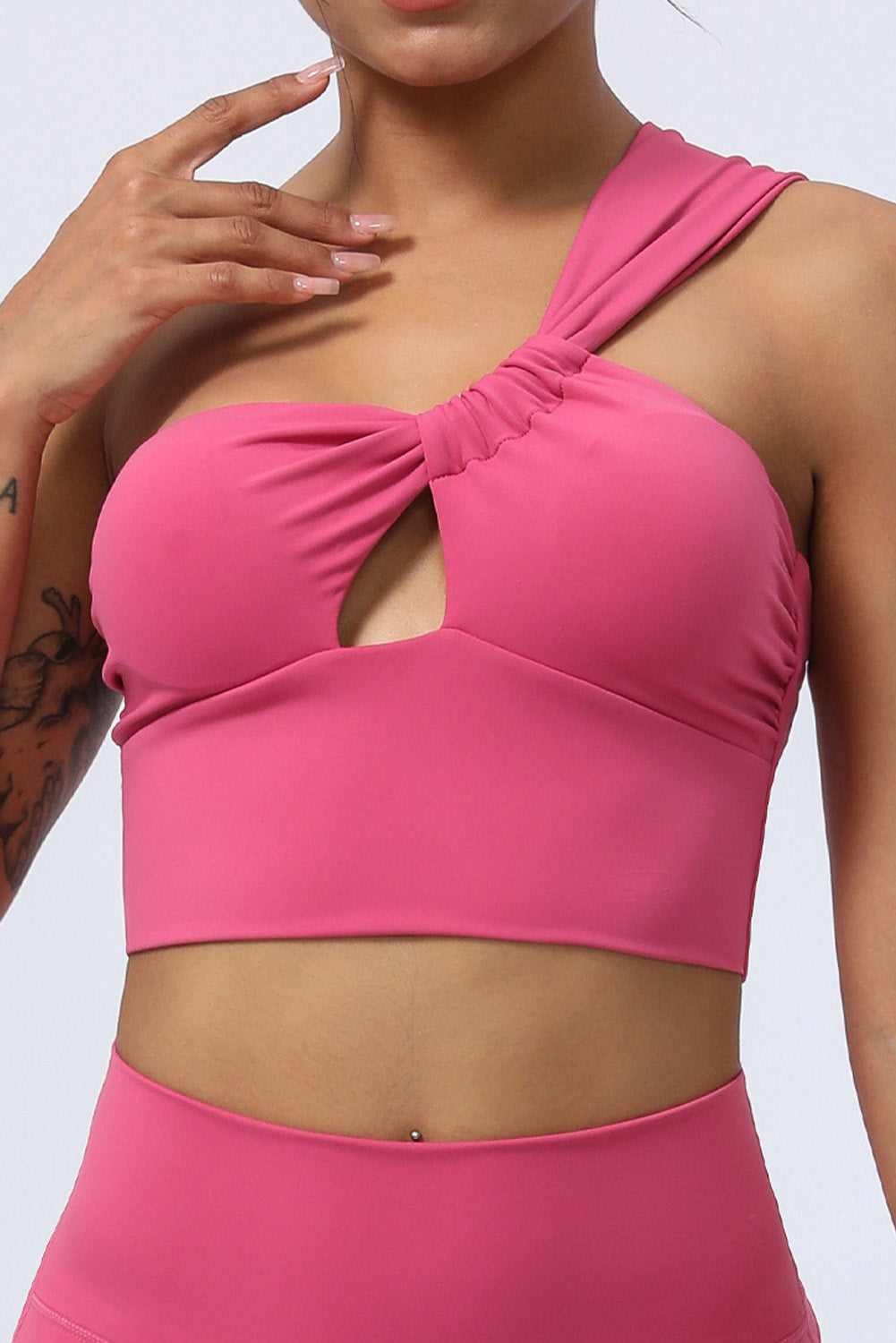 Soutien-gorge de yoga à une épaule découpée et froncée rouge rose