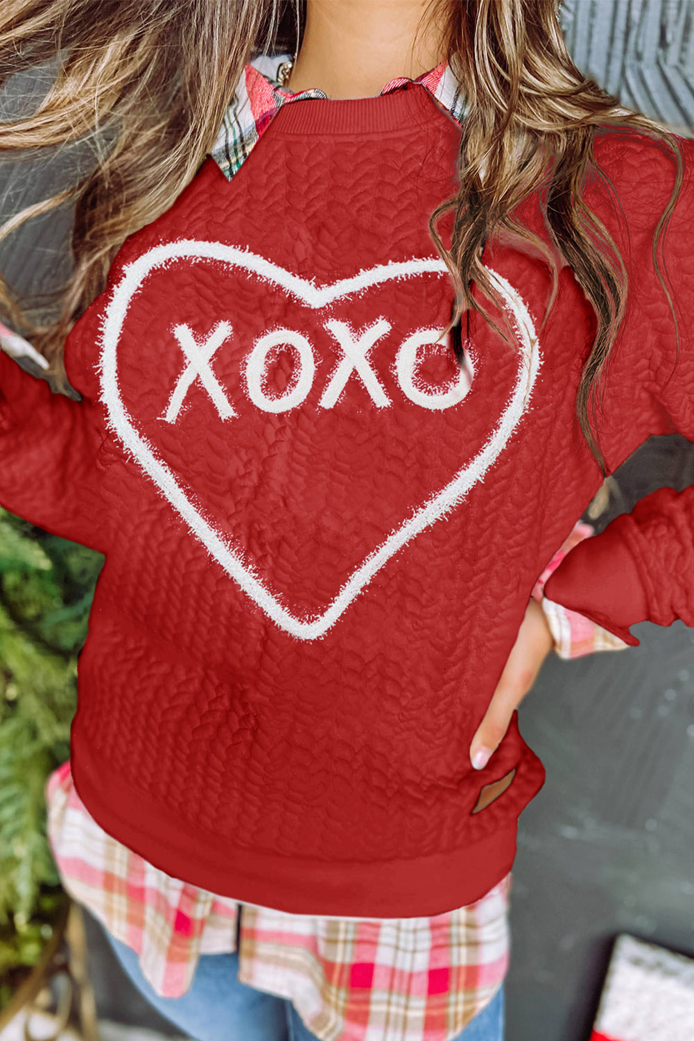 Pulover z izvezeno teksturo iz ženiljske barve Racing Red Heart XOXO