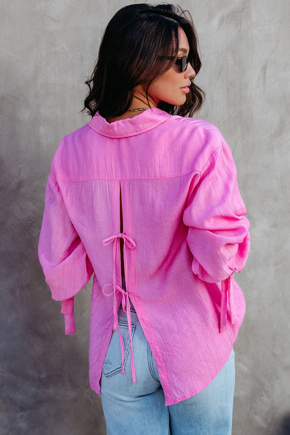 Chemise rose à manches longues boutonnée avec nœud fendu dans le dos