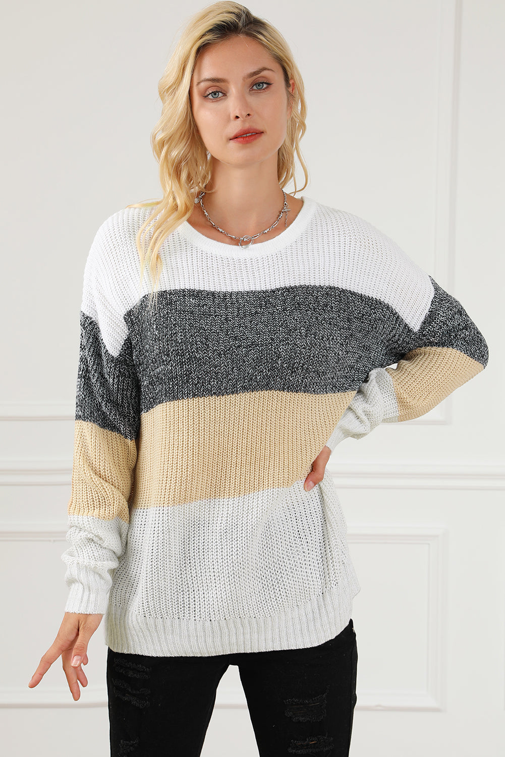 Pleteni pulover s višebojnim blokovima spuštenih ramena