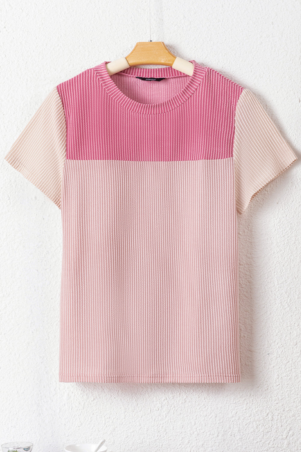 Rosafarbenes, geripptes Colorblock-T-Shirt mit Struktur