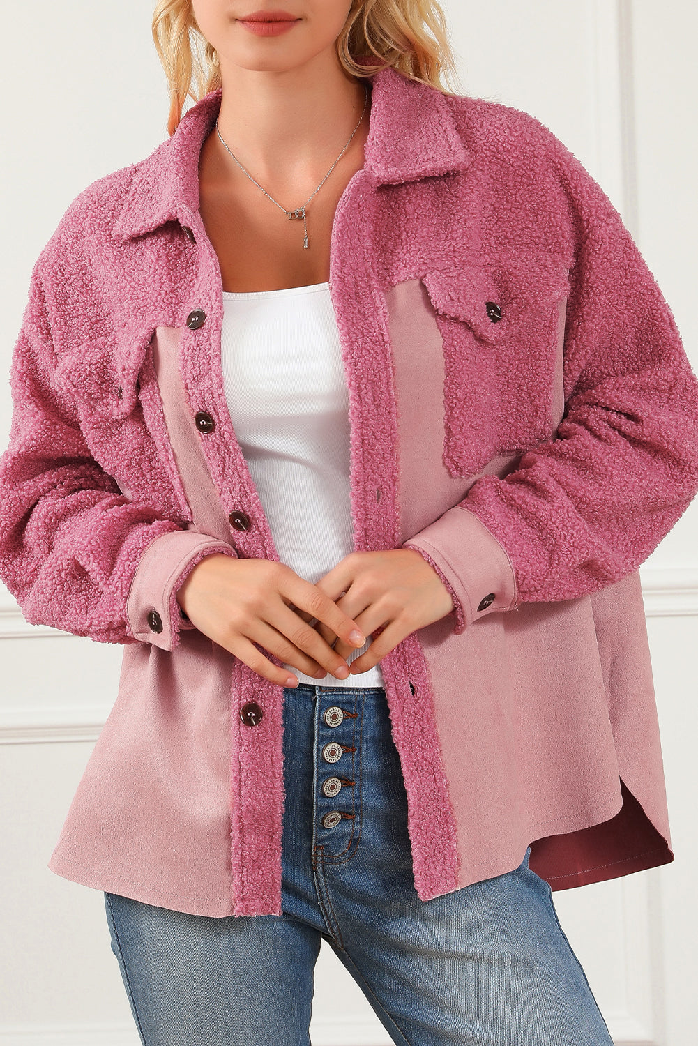 Veste sherpa rose avec poche à rabat boutonné et color block