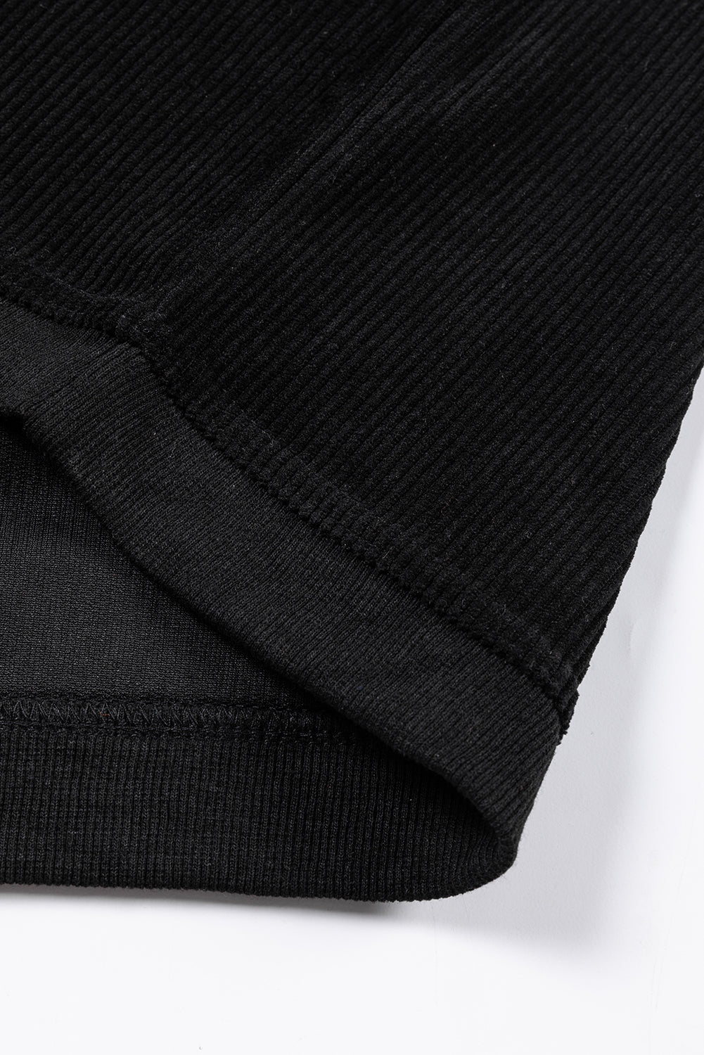 Črn rebrast pulover z vrvicami