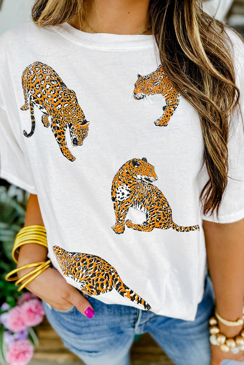 Bela majica s kratkimi rokavi z leopardjim vzorcem in spuščenimi rameni