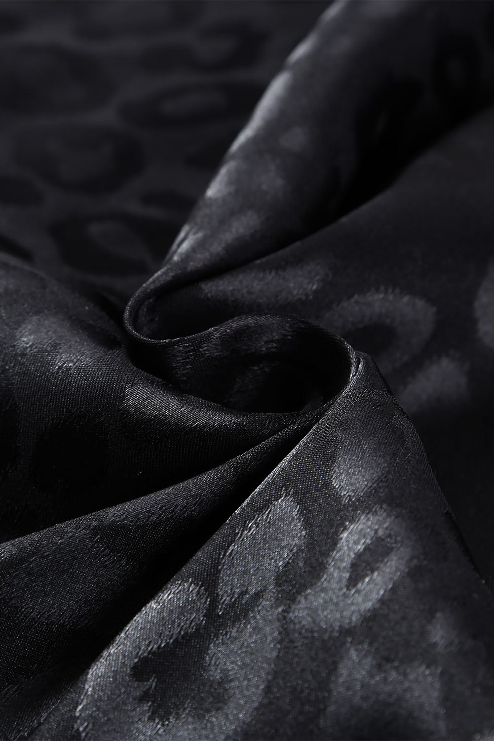 Črna bluza z leopardjim vzorcem z V izrezom
