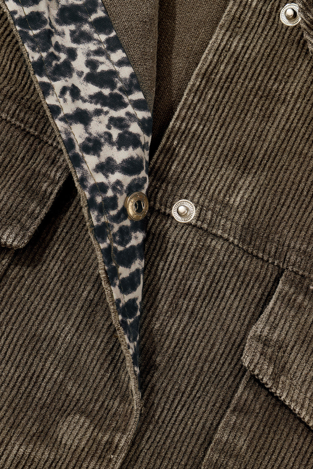 Jakna iz velveta z žepi v sivem kontrastu s kačjo kožo