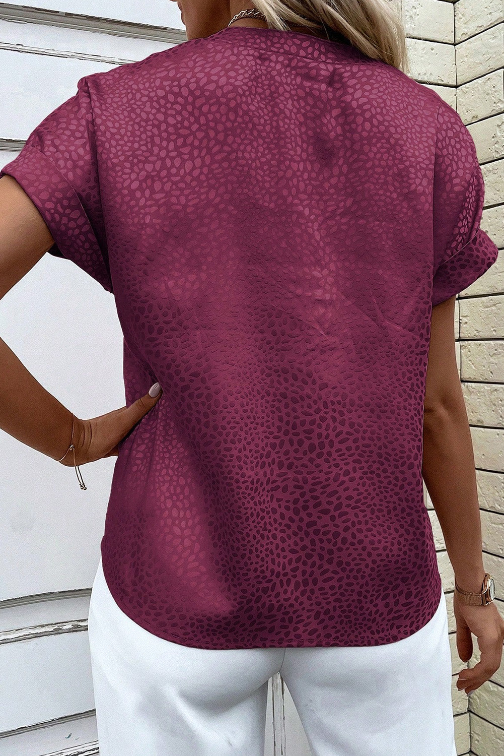 Rdeča bluza z zavihanimi rokavi in ​​v-izrezom z leopardjim vzorcem