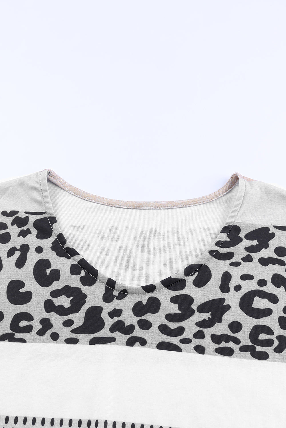 Majica z v-izrezom v barvah Apricot Leopard