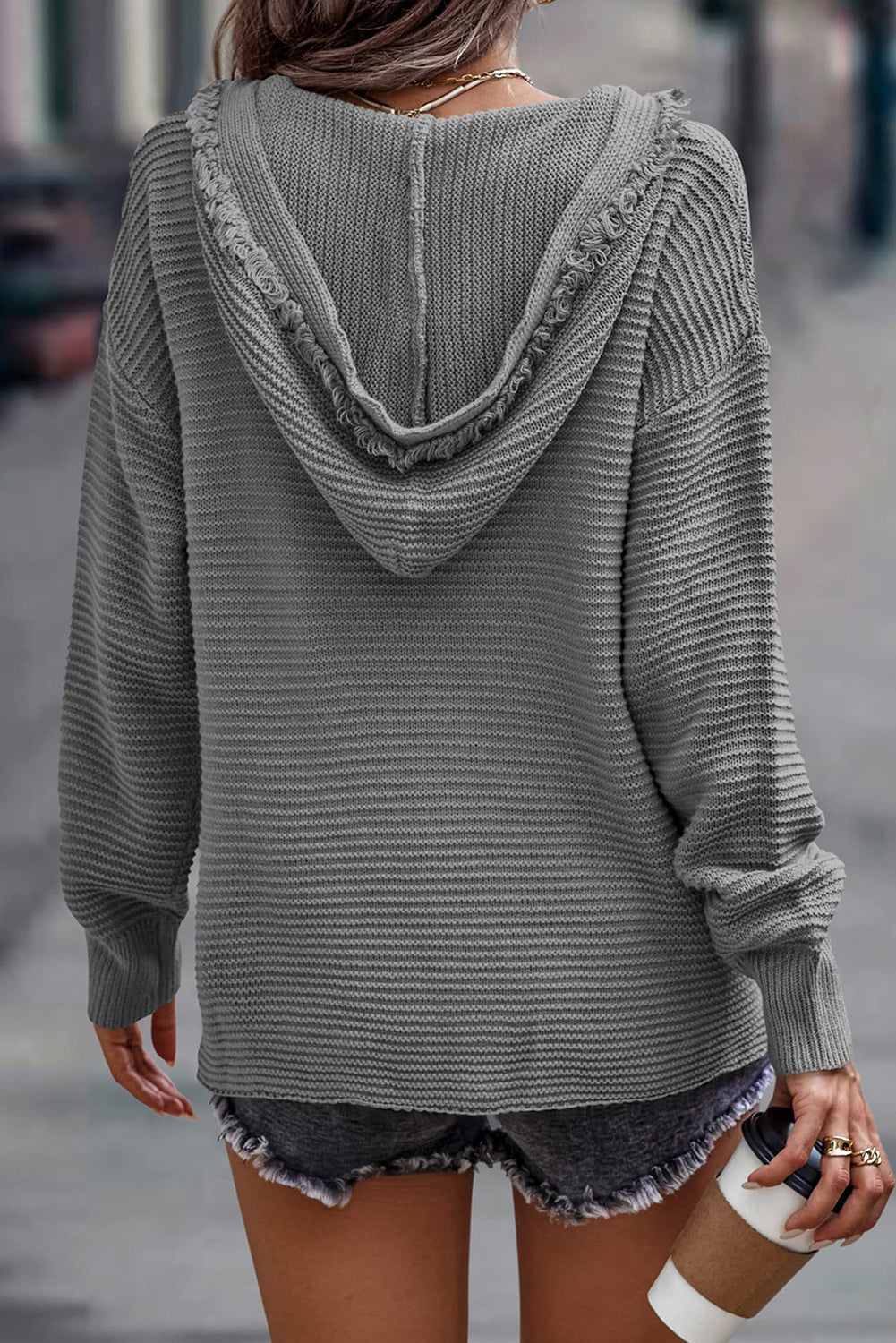 Siv rebrasti pulover s kapuco na spuščena ramena z V izrezom