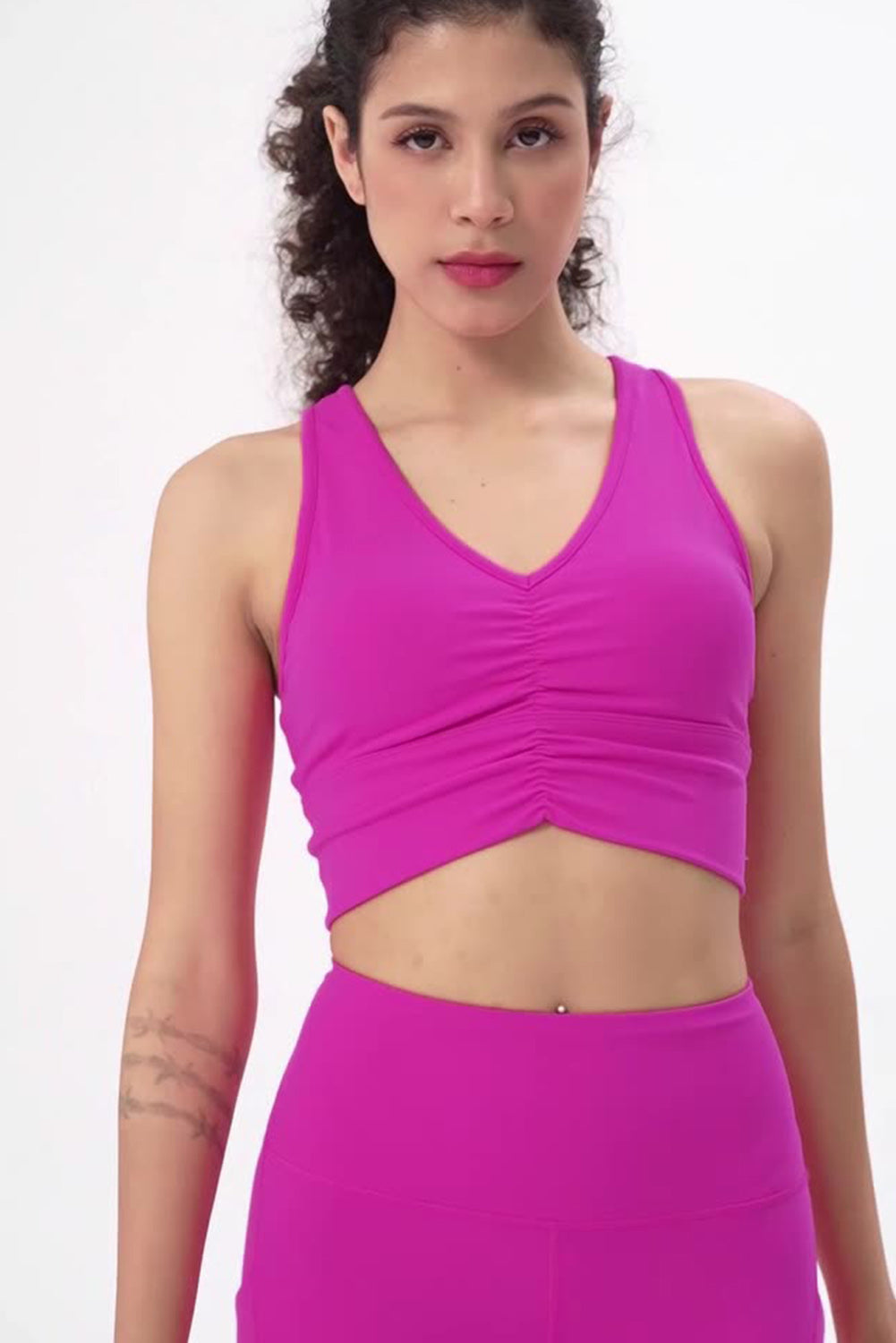 Rosarotes, gerüschtes Active-Cropped-Tanktop mit V-Ausschnitt