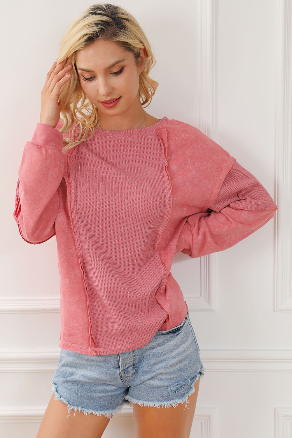 Patchwork-Sweatshirt mit freiliegenden Nähten in Rose Mineral Wash