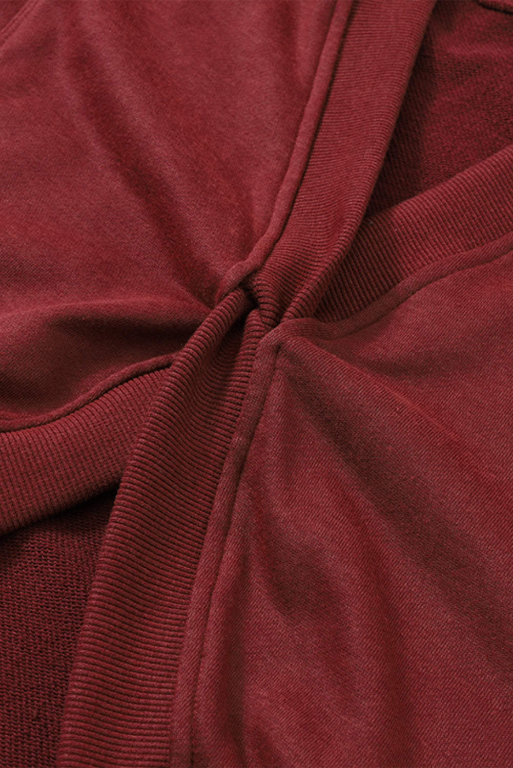 Ognjeno rdeča prevelika jopica z odprtim hrbtom in izpostavljenimi šivi