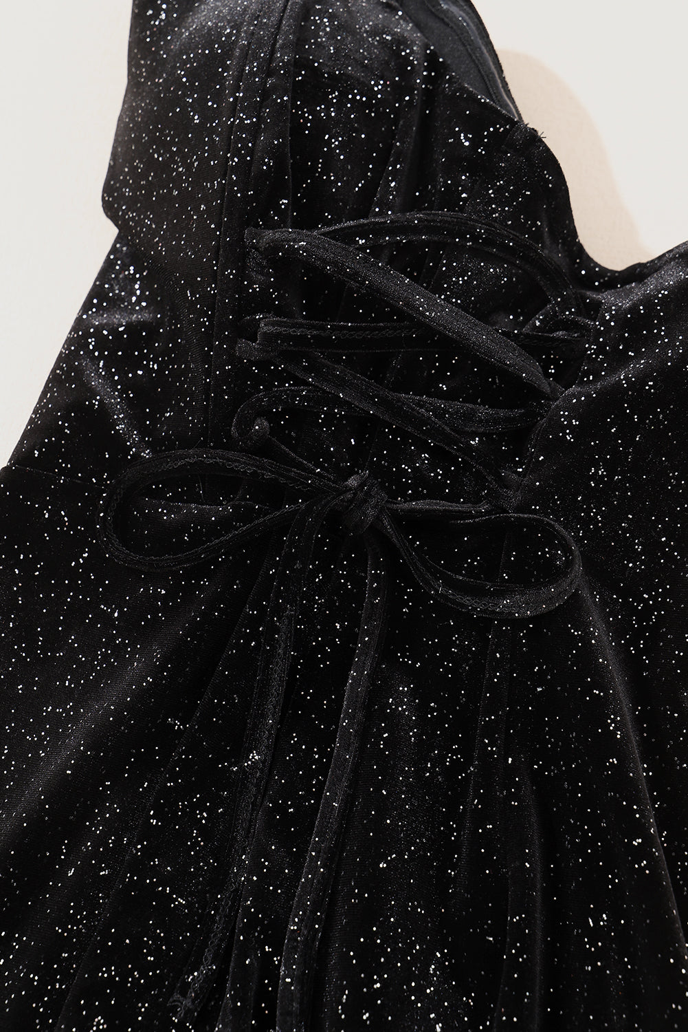 Schwarzes Schlauch-Minikleid mit Pailletten und Schnürung aus Samt