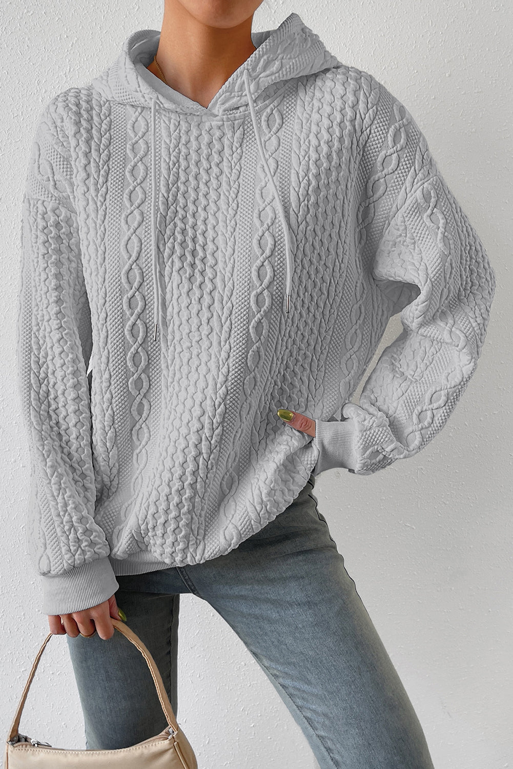 Črn pulover s kapuco z vrvico za prosti čas s teksturo kabla