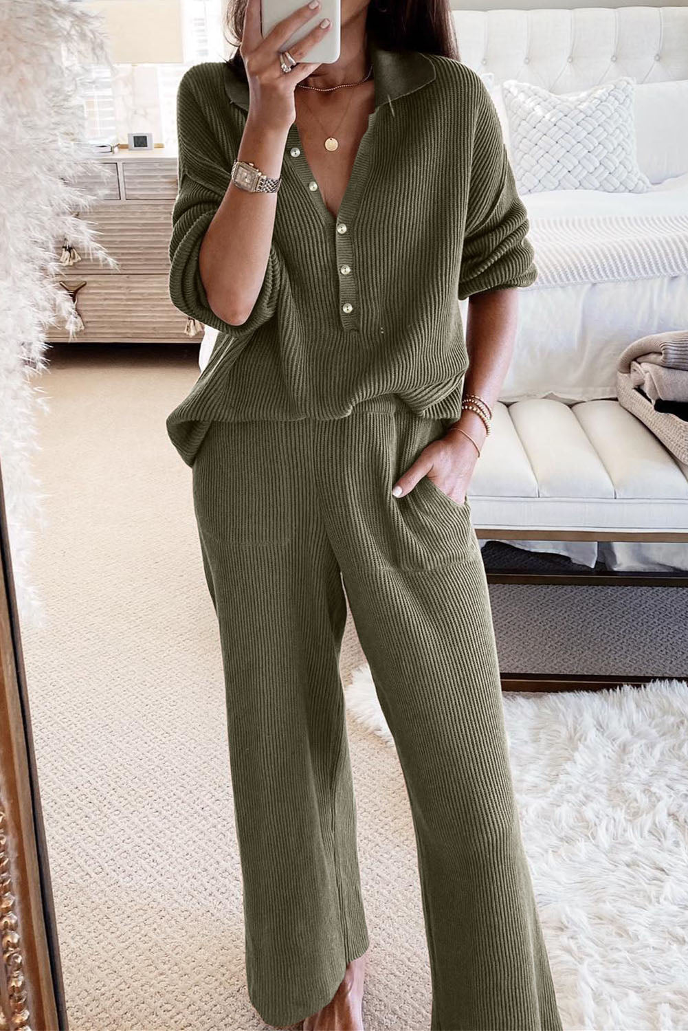 Rosafarbenes Lounge-Outfit mit Henley-Oberteil und Hose aus geripptem Strickkragen mit Kragen