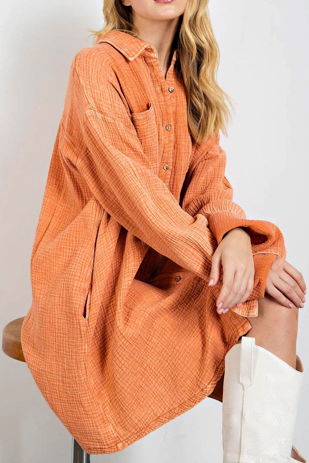 Orangefarbenes, übergroßes Hemdkleid mit zwei Brusttaschen in Knitteroptik