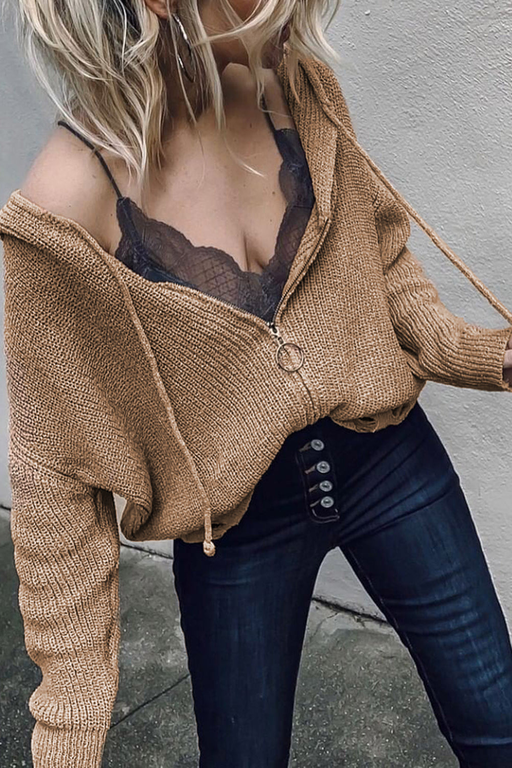 Jednobojni pulover s kapuljačom i spuštenim rukavima s patentnim zatvaračem s V-izrezom