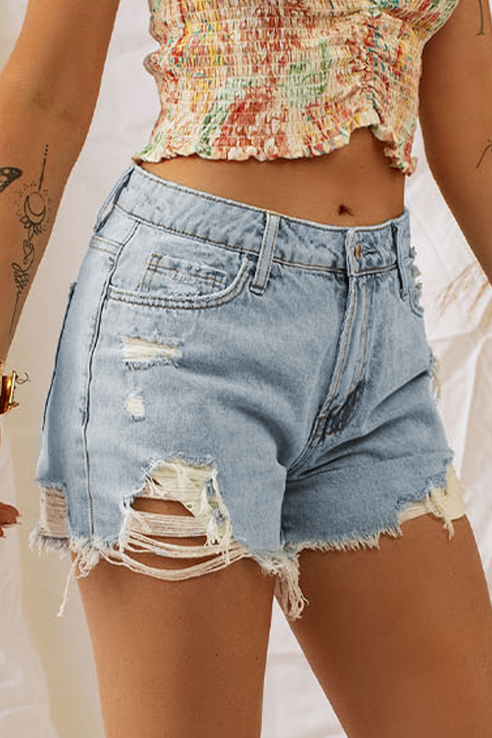 Himmelblaue Distressed-Jeansshorts in heller Waschung
